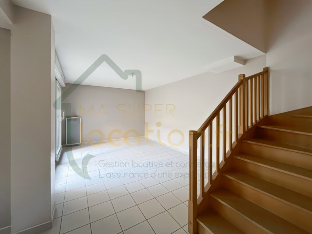 Maison hyper centre ville de 4 chambres + bureau, proches des commodités