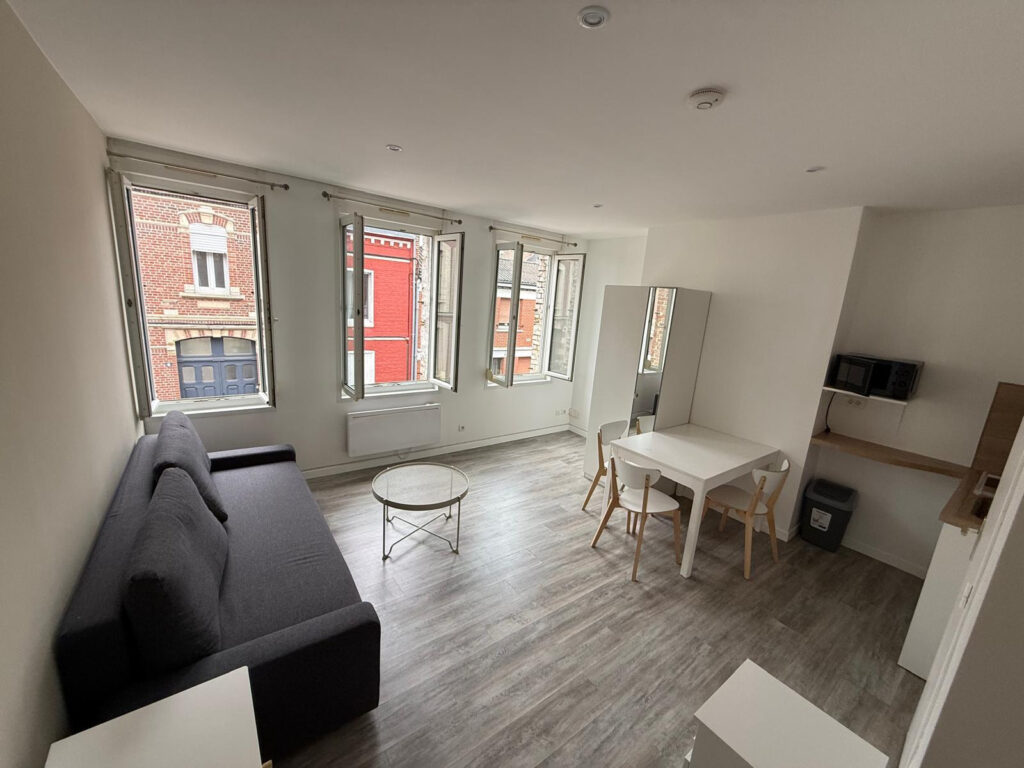 STUDIO AVEC MISE A DISPOSITION DE MOBILIER