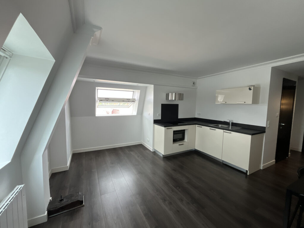 Grand studio Hyper-centre – Proche école Elisa