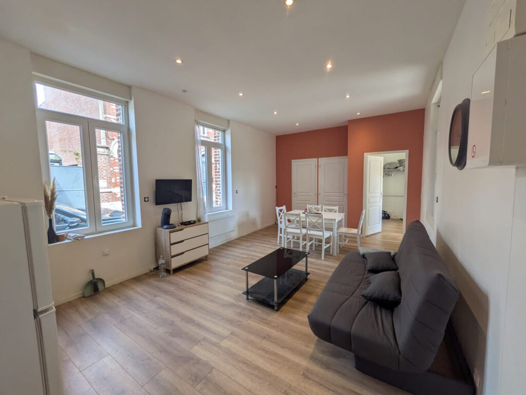 Appartement de 2 pièces meublé avec espace extérieur – Lumineux et Calme en Centre-Ville