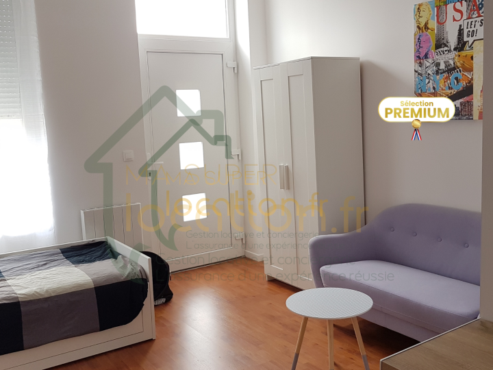 Studio meublé de deux pièces rénové