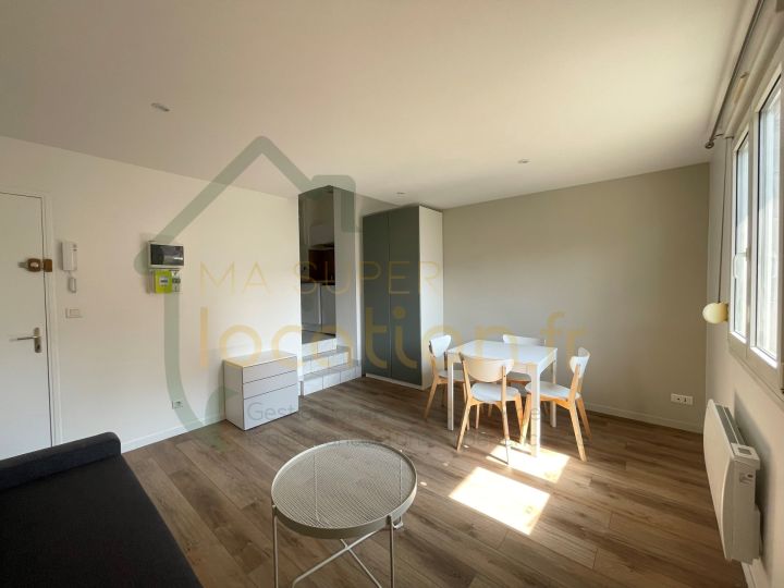 STUDIO AVEC MISE A DISPOSITION DE MOBILIER