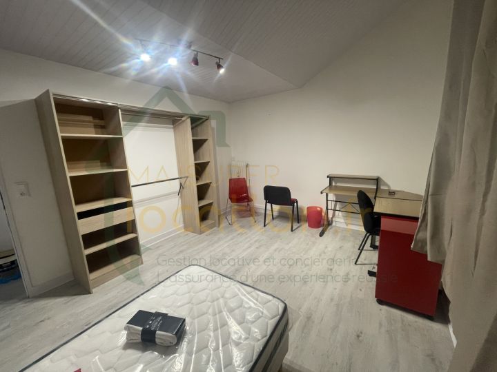 Magnifique appartement de 4 pièces, meublé et rénové dans une belle résidence de standing.