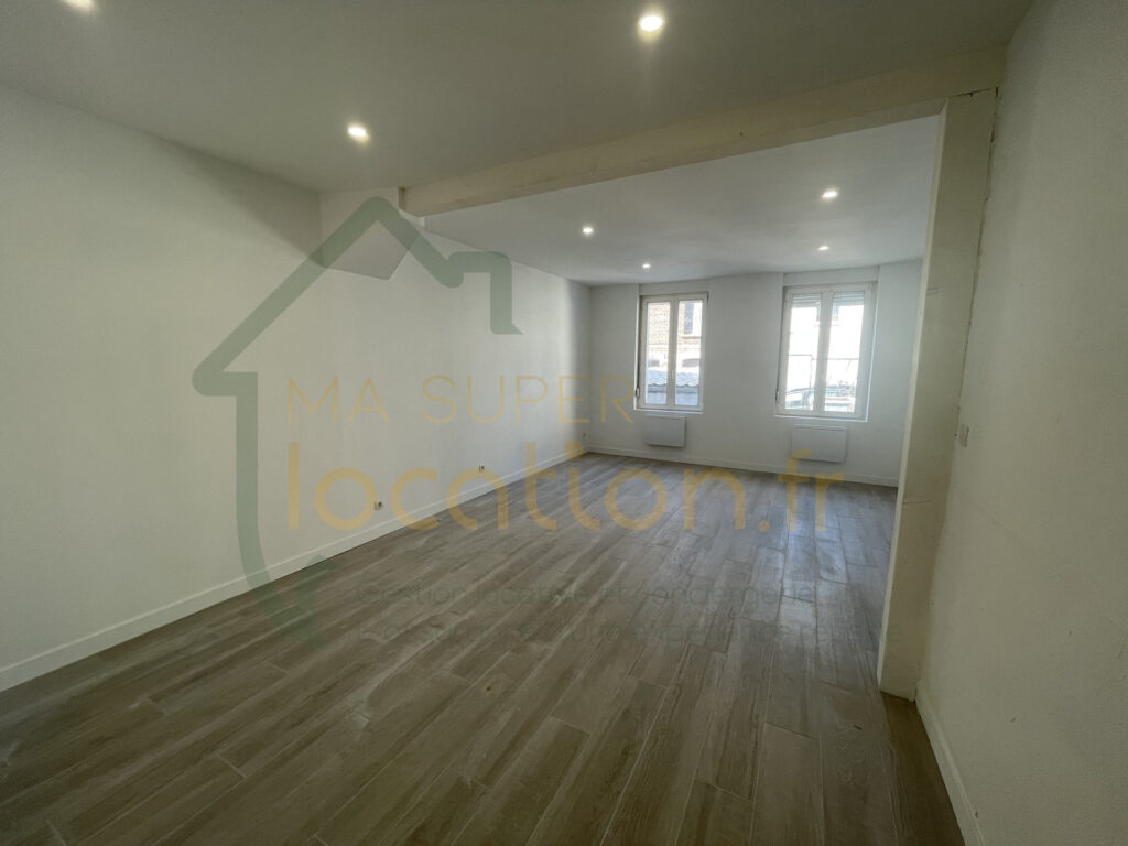 MAISON DE VILLE QUARTIER ST JEAN AVEC COUR ET GARAGE