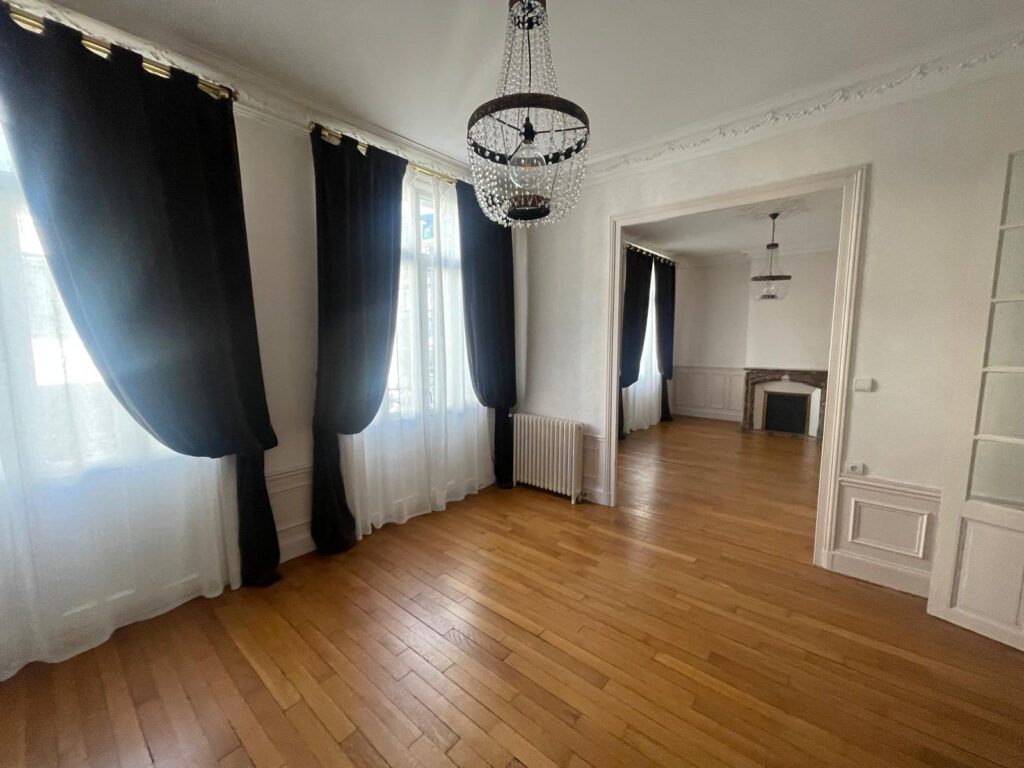 Appartement F6 en TRIPLEX situé en plein HYPER-CENTRE de ST-QUENTIN