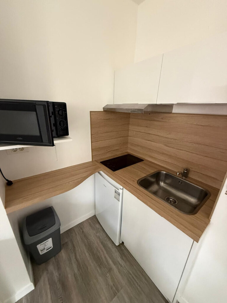 STUDIO AVEC MISE A DISPOSITION DE MOBILIER