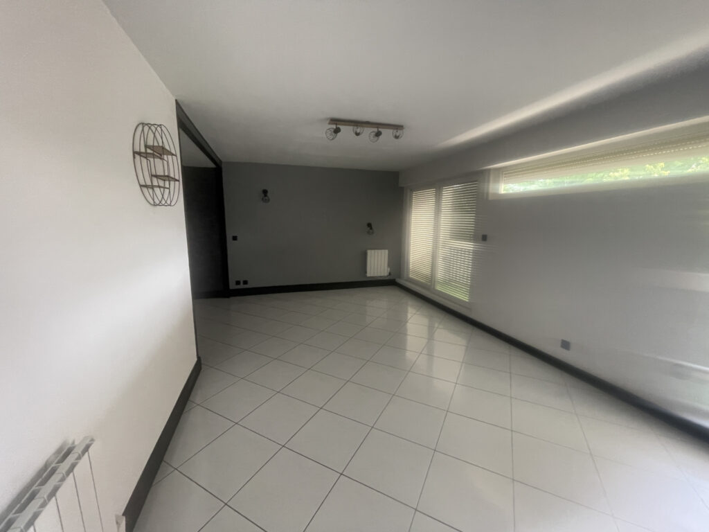 À LOUER Appartement T3 avec balcons et ascenseur