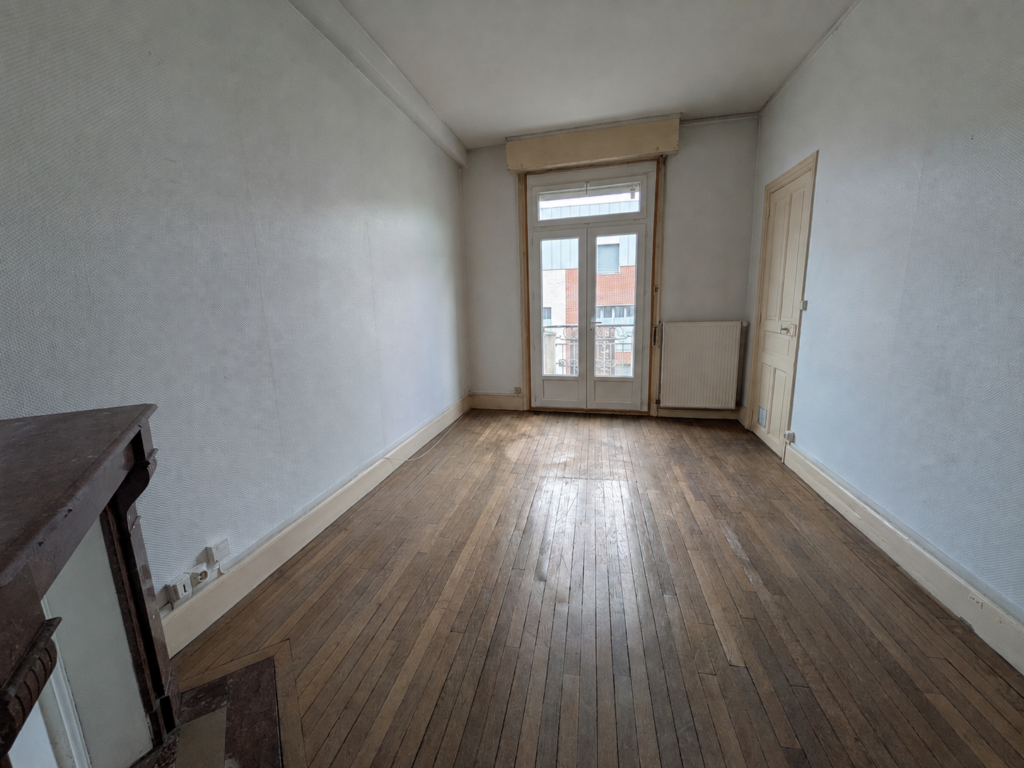 APPARTEMENT AVEC UNE CHAMBRE EN CENTRE VILLE