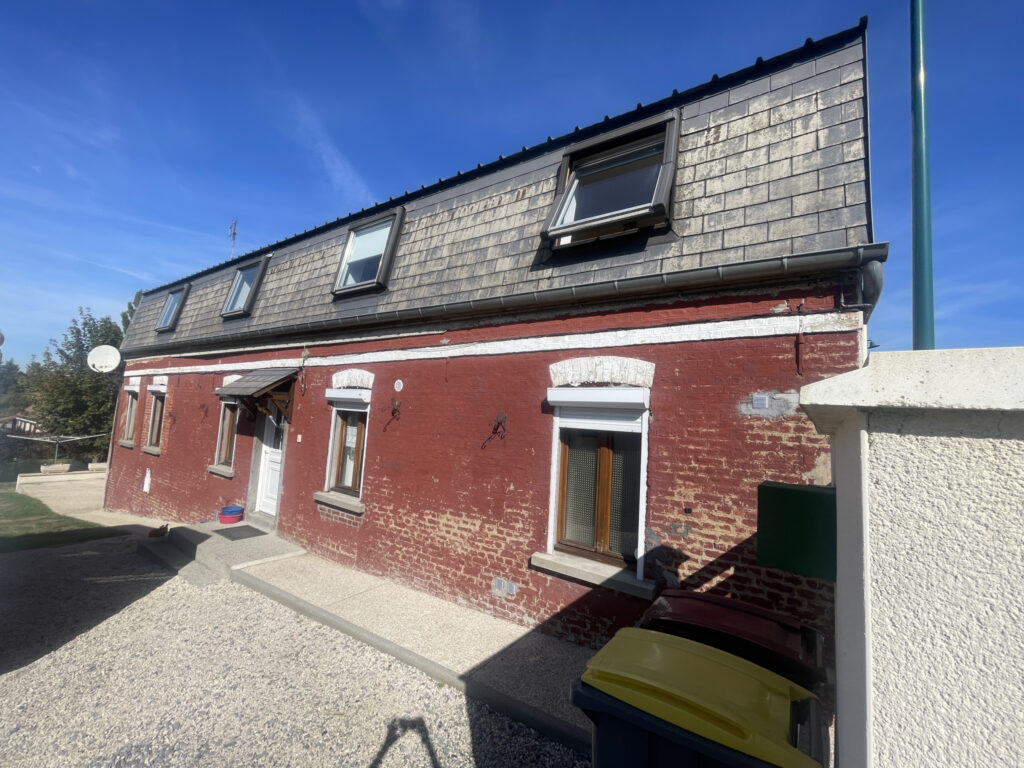 Village proche ST QUENTIN Longère avec jardin